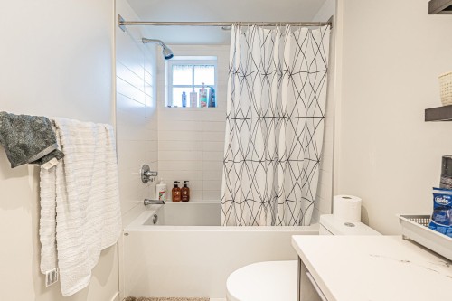 7903 Oak Street, Vancouver, BC - Indoor Photo Showing Bathroom