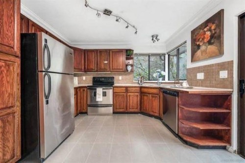 2628 Mclaughlin Court, Coquitlam, BC - Indoor Photo Showing Kitchen