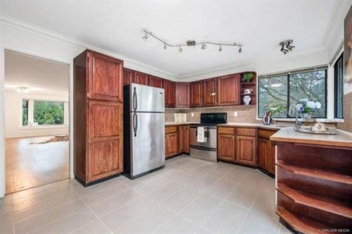 2628 Mclaughlin Court, Coquitlam, BC - Indoor Photo Showing Kitchen With Double Sink