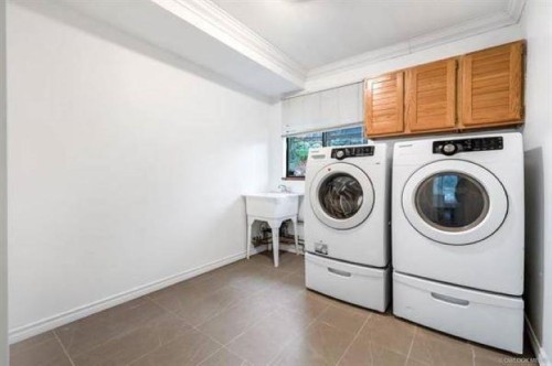 2628 Mclaughlin Court, Coquitlam, BC - Indoor Photo Showing Laundry Room
