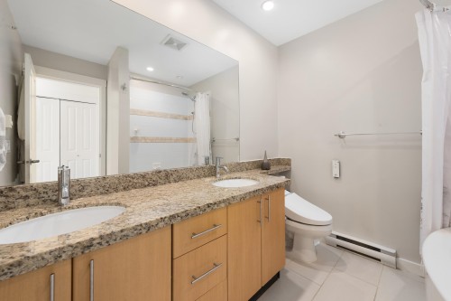 319 59Th Avenue W, Vancouver, BC - Indoor Photo Showing Bathroom