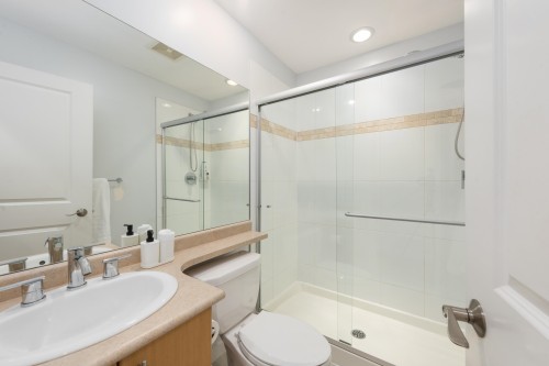 319 59Th Avenue W, Vancouver, BC - Indoor Photo Showing Bathroom