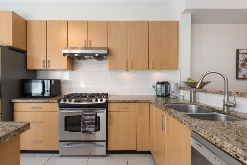 319 59Th Avenue W, Vancouver, BC - Indoor Photo Showing Kitchen With Double Sink