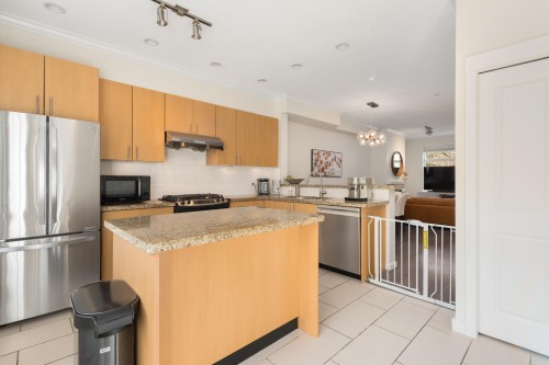 319 59Th Avenue W, Vancouver, BC - Indoor Photo Showing Kitchen