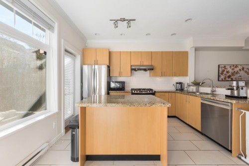 319 59Th Avenue W, Vancouver, BC - Indoor Photo Showing Kitchen With Double Sink