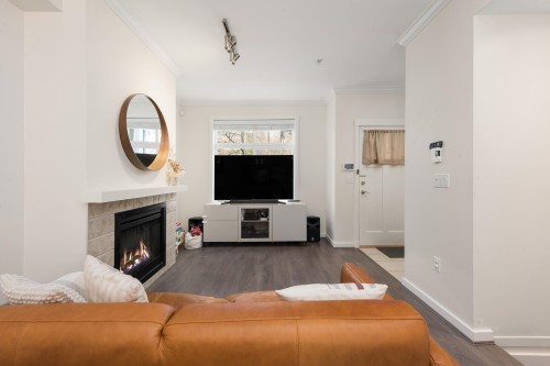 319 59Th Avenue W, Vancouver, BC - Indoor Photo Showing Living Room With Fireplace