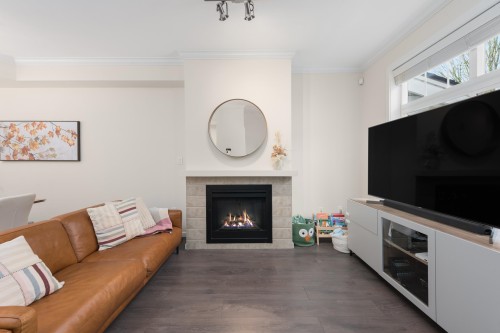 319 59Th Avenue W, Vancouver, BC - Indoor Photo Showing Living Room With Fireplace