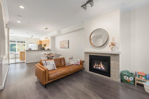 319 59Th Avenue W, Vancouver, BC - Indoor Photo Showing Living Room With Fireplace