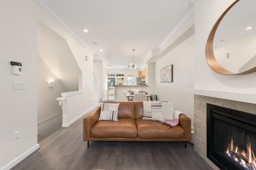319 59Th Avenue W, Vancouver, BC - Indoor Photo Showing Living Room With Fireplace