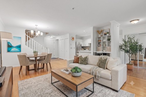 117-1702 56 Street, Delta, BC - Indoor Photo Showing Living Room