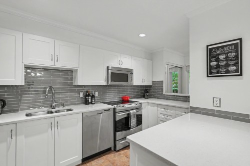 117-1702 56 Street, Delta, BC - Indoor Photo Showing Kitchen With Double Sink With Upgraded Kitchen