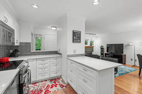 117-1702 56 Street, Delta, BC - Indoor Photo Showing Kitchen
