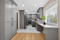 Upper-22939 128 Avenue Maple Ridge, BC V2X 4R7