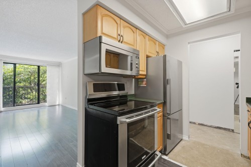 210-466 Eighth Avenue E, New Westminster, BC - Indoor Photo Showing Kitchen