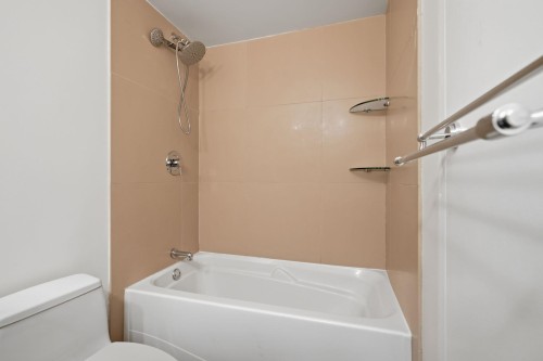 210-466 Eighth Avenue E, New Westminster, BC - Indoor Photo Showing Bathroom