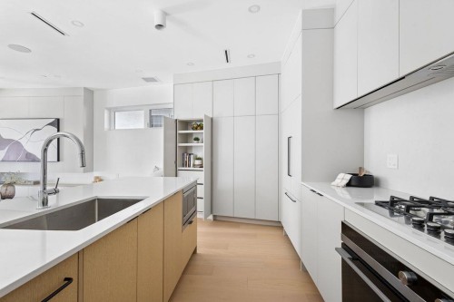 1-2124 8 Avenue E, Vancouver, BC - Indoor Photo Showing Kitchen With Upgraded Kitchen