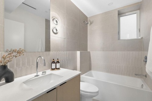 2-2124 8 Avenue E, Vancouver, BC - Indoor Photo Showing Bathroom