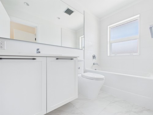 4-9735 University Crescent, Burnaby, BC - Indoor Photo Showing Bathroom