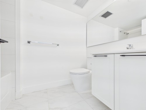 4-9735 University Crescent, Burnaby, BC - Indoor Photo Showing Bathroom