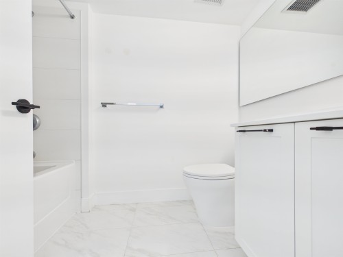 4-9735 University Crescent, Burnaby, BC - Indoor Photo Showing Bathroom