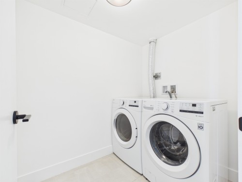 4-9735 University Crescent, Burnaby, BC - Indoor Photo Showing Laundry Room