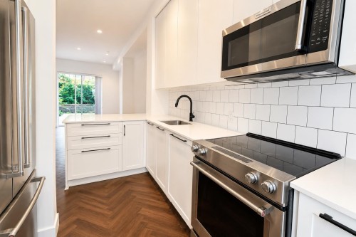4-9735 University Crescent, Burnaby, BC - Indoor Photo Showing Kitchen With Upgraded Kitchen