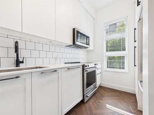 4-9735 University Crescent, Burnaby, BC - Indoor Photo Showing Kitchen
