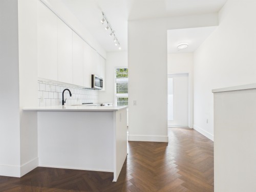 4-9735 University Crescent, Burnaby, BC - Indoor