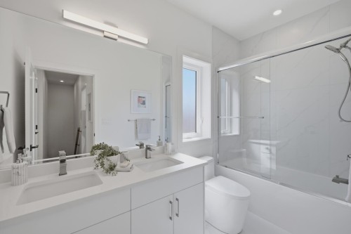3016 19Th Avenue E, Vancouver, BC - Indoor Photo Showing Bathroom