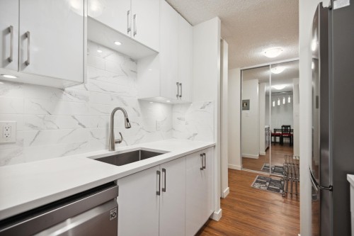 519-2012 Fullerton Avenue, North Vancouver, BC - Indoor Photo Showing Kitchen With Upgraded Kitchen