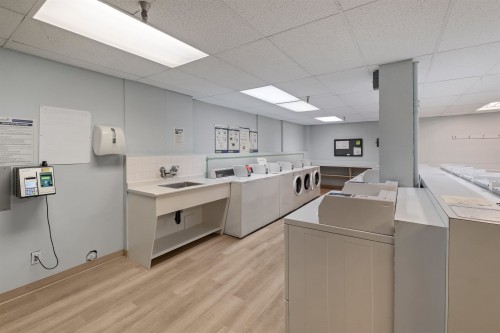 519-2012 Fullerton Avenue, North Vancouver, BC - Indoor Photo Showing Laundry Room