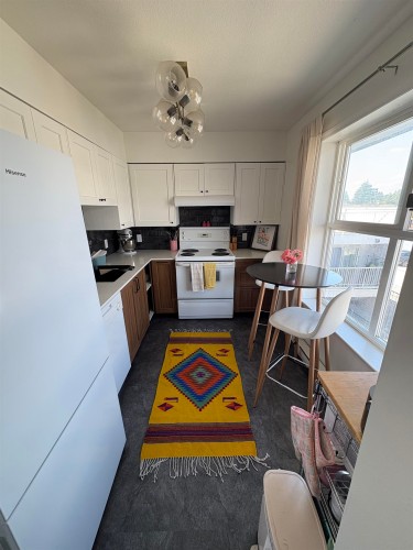 306-22347 Lougheed Highway, Maple Ridge, BC - Indoor Photo Showing Kitchen