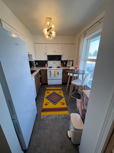 306-22347 Lougheed Highway, Maple Ridge, BC - Indoor Photo Showing Kitchen