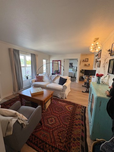 306-22347 Lougheed Highway, Maple Ridge, BC - Indoor Photo Showing Living Room