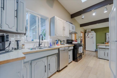 21784 Donovan Avenue, Maple Ridge, BC - Indoor Photo Showing Kitchen With Double Sink