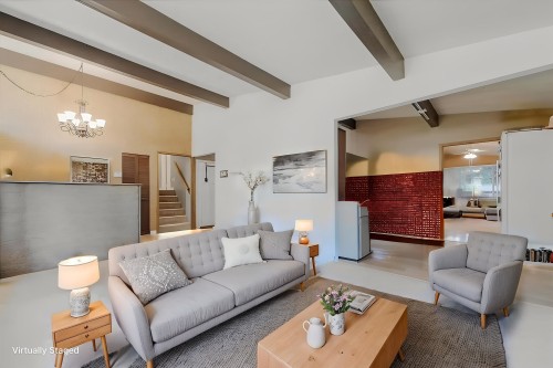 21784 Donovan Avenue, Maple Ridge, BC - Indoor Photo Showing Living Room