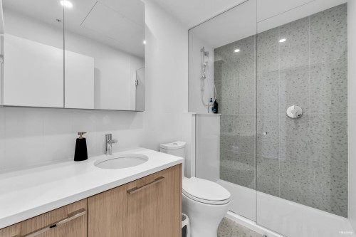 1803-2425 Alpha Avenue, Burnaby, BC - Indoor Photo Showing Bathroom