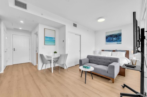 1803-2425 Alpha Avenue, Burnaby, BC - Indoor Photo Showing Other Room