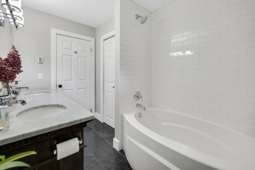 1014 Lanark Place, Squamish, BC - Indoor Photo Showing Bathroom