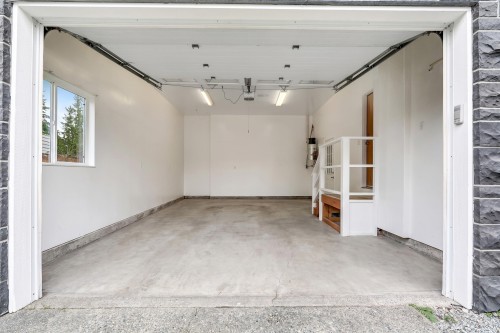 1014 Lanark Place, Squamish, BC - Indoor Photo Showing Garage