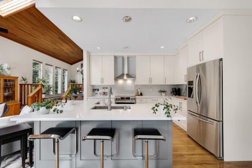 1014 Lanark Place, Squamish, BC - Indoor Photo Showing Kitchen With Upgraded Kitchen