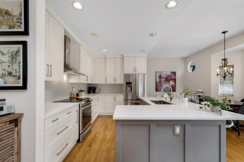 1014 Lanark Place, Squamish, BC - Indoor Photo Showing Kitchen With Upgraded Kitchen