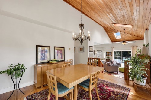 1014 Lanark Place, Squamish, BC - Indoor Photo Showing Dining Room