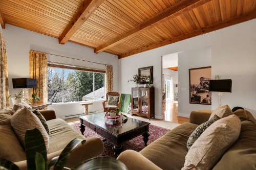 1014 Lanark Place, Squamish, BC - Indoor Photo Showing Living Room