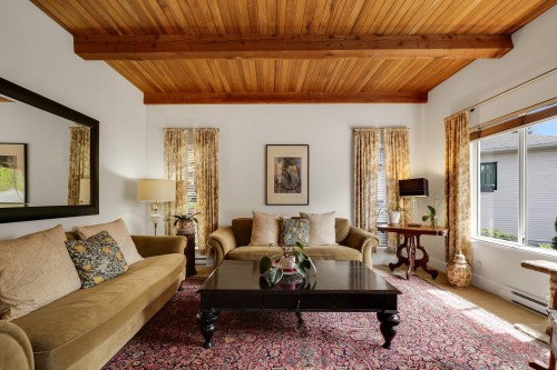 1014 Lanark Place, Squamish, BC - Indoor Photo Showing Living Room