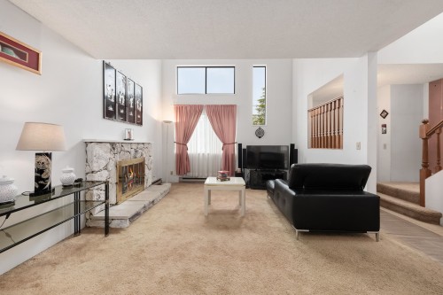 9241 Kingsley Court, Richmond, BC - Indoor Photo Showing Living Room With Fireplace