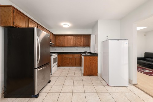9241 Kingsley Court, Richmond, BC - Indoor Photo Showing Kitchen