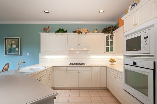 53-5531 Cornwall Drive, Richmond, BC - Indoor Photo Showing Kitchen With Double Sink