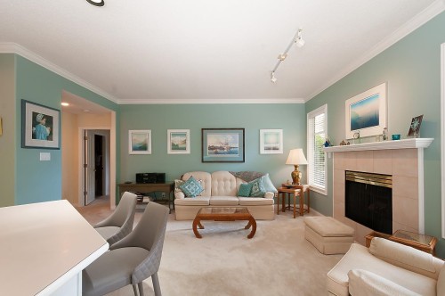 53-5531 Cornwall Drive, Richmond, BC - Indoor Photo Showing Living Room With Fireplace
