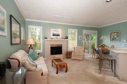 53-5531 Cornwall Drive, Richmond, BC - Indoor Photo Showing Living Room With Fireplace